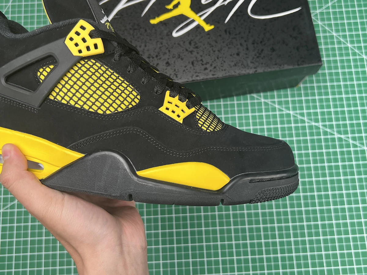 jordan 4 retro ‘thunder’ 2023